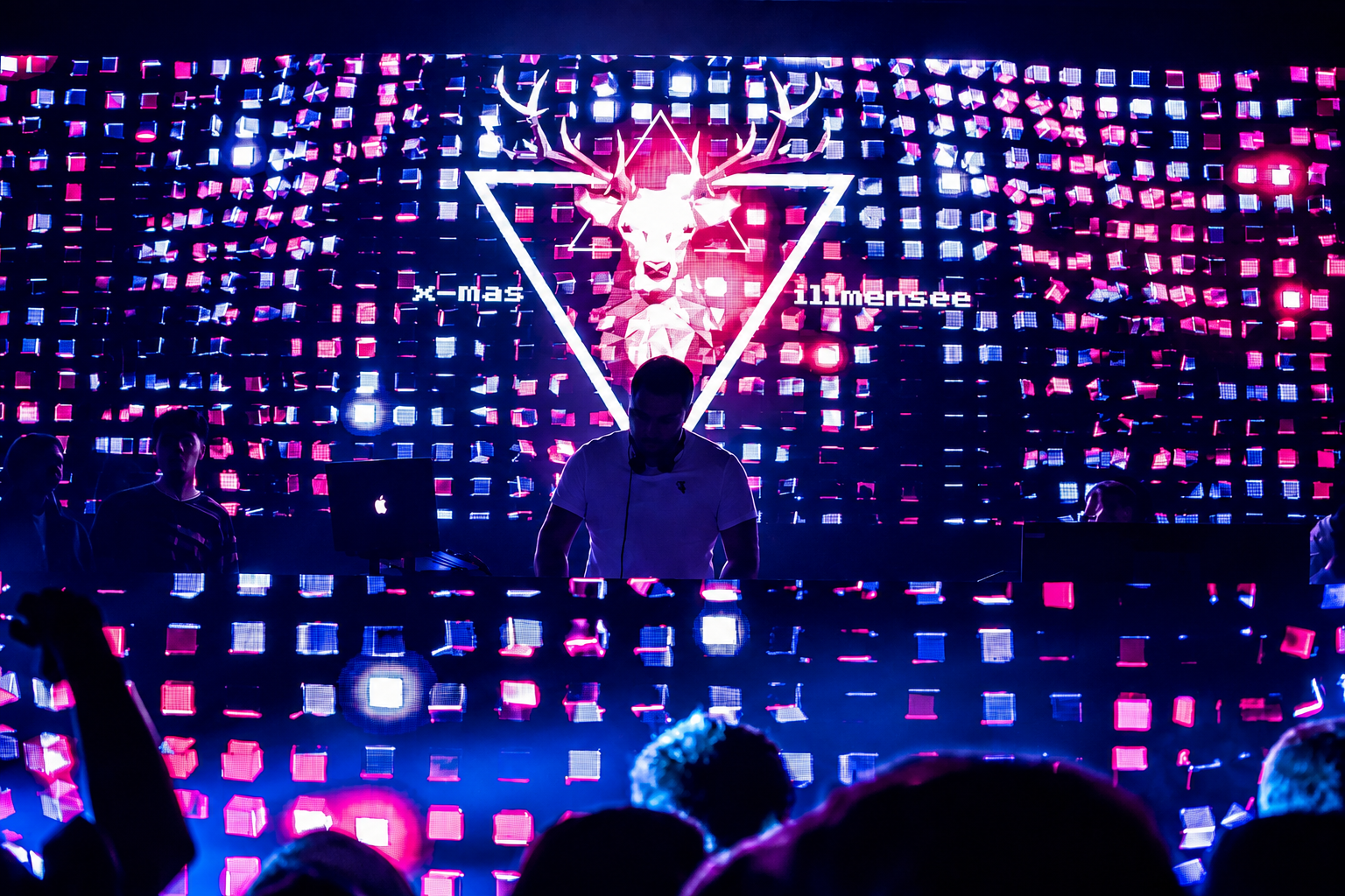 DJ am Mischpult