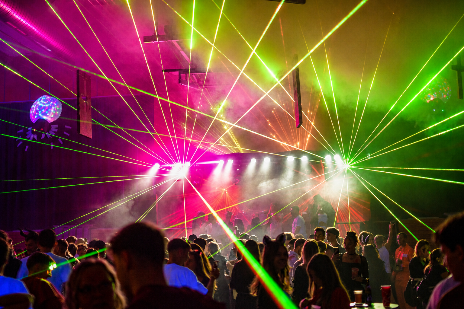 Festival-Publikum mit Lasershow bei Nacht
